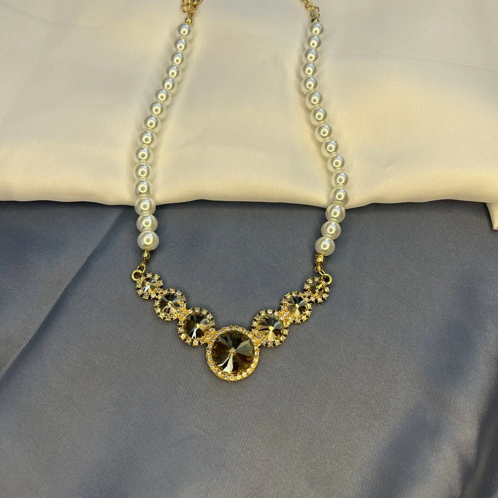 Elegant Pearl and Crystal Necklace